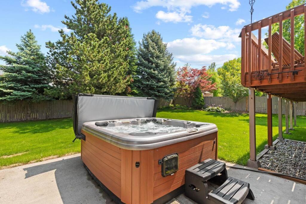 Hot Tub! Sleeps 8-11Upscale Area Villa Spokane Buitenkant foto