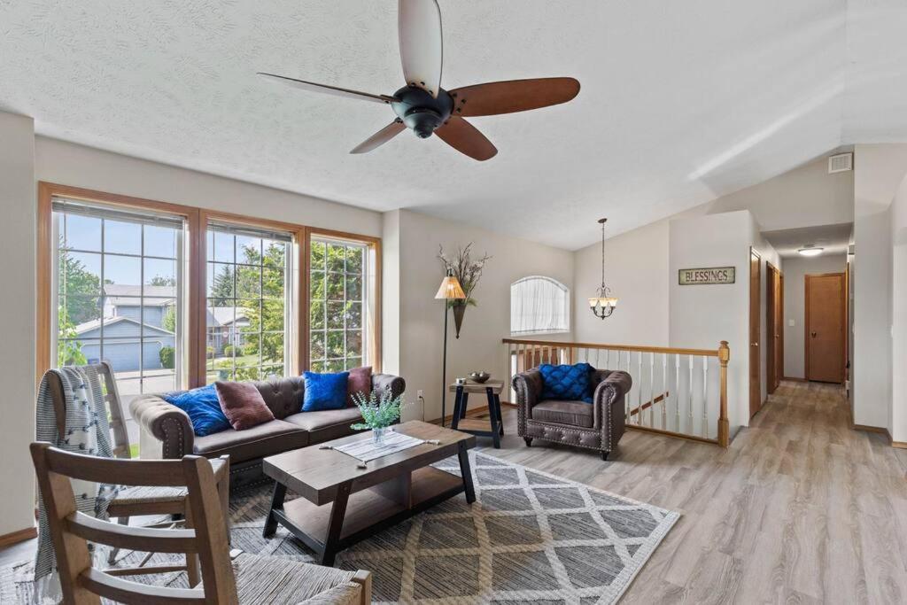 Hot Tub! Sleeps 8-11Upscale Area Villa Spokane Buitenkant foto