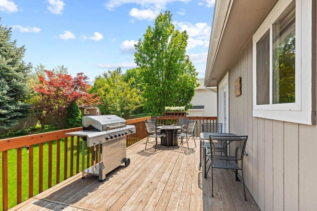 Hot Tub! Sleeps 8-11Upscale Area Villa Spokane Buitenkant foto
