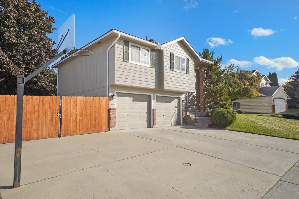 Hot Tub! Sleeps 8-11Upscale Area Villa Spokane Buitenkant foto