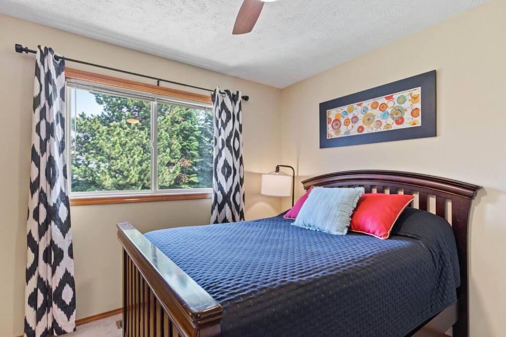 Hot Tub! Sleeps 8-11Upscale Area Villa Spokane Buitenkant foto